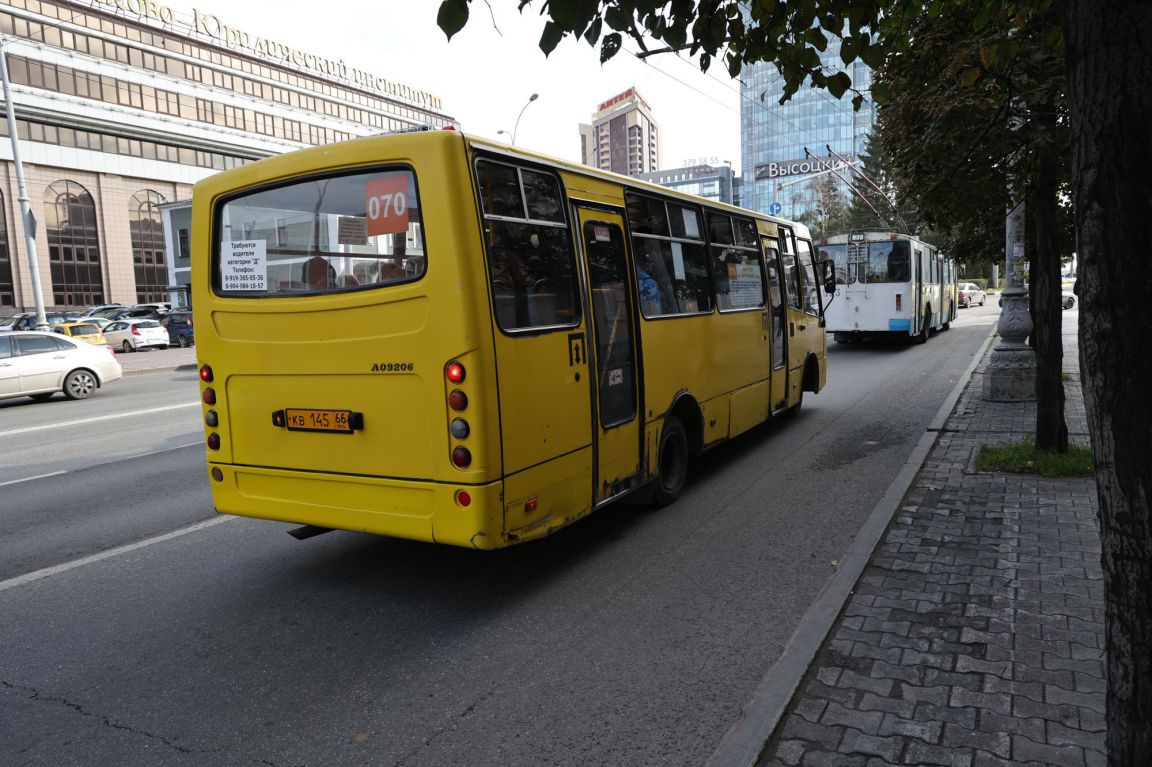 В Екатеринбурге пассажир автобуса №50 ударил по голове подростка-инвалида -  «Уральский рабочий»